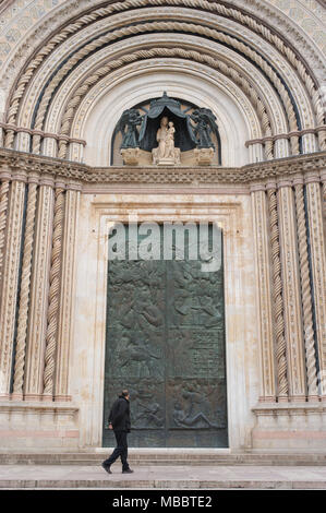 ORVIETO, ITALIE - Le 25 janvier 2010 : La porte de la cathédrale d'Orvieto. La Cathédrale d'Orvieto(Duomo di Orvieto) est une cathédrale catholique romaine à Orvieto en Ombrie, Banque D'Images