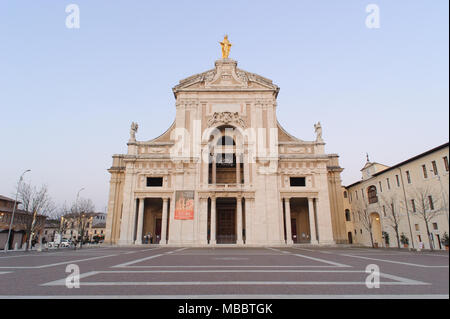 ASSISI, ITALIE - Le 23 janvier 2010 : Saint Marie des Anges(Basilique de Santa Maria degli Angeli) est une église située à proximité de la station assise dans Perug Banque D'Images