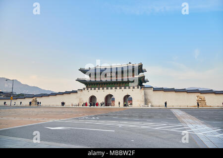 Séoul, Corée - 9 décembre 2015 : Porte Gwanghwamun. C'est la porte principale du Palais Gyeongbokgung. c'est aussi un point de repère et symbole de Séoul en histo Banque D'Images