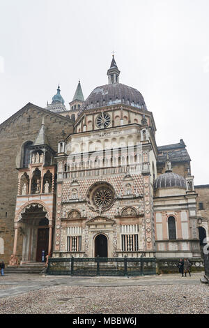 Bergame, Italie - Février 23, 2016 : façade de la Basilique Santa Maria Maggiore. L'église est de style roman avec une architecture d'intérieur doré ornés de Banque D'Images