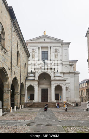 Bergame, Italie - Février 23, 2016 : façade ouest de Cattedrale di Sant'Alessandro (la cathédrale de Bergame), une cathédrale catholique romaine avec fa néo-classique Banque D'Images