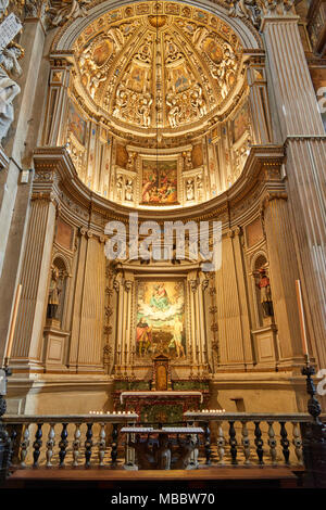 Bergame, Italie - Février 23, 2016 : l'intérieur de la Basilique de Santa Maria Maggiore. L'église est de style roman avec une architecture d'intérieur doré hung wi Banque D'Images