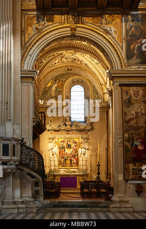 Bergame, Italie - Février 23, 2016 : l'intérieur de la Basilique de Santa Maria Maggiore. L'église est de style roman avec une architecture d'intérieur doré hung wi Banque D'Images