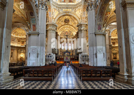 Bergame, Italie - Février 23, 2016 : l'intérieur de la Basilique de Santa Maria Maggiore. L'église est de style roman avec une architecture d'intérieur doré hung wi Banque D'Images