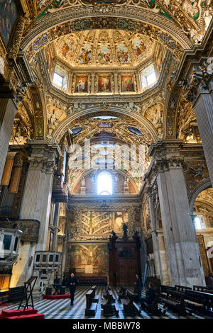 Bergame, Italie - Février 23, 2016 : l'intérieur de la Basilique de Santa Maria Maggiore. L'église est de style roman avec une architecture d'intérieur doré hung wi Banque D'Images