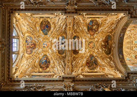 Bergame, Italie - Février 23, 2016 : l'intérieur de la Basilique de Santa Maria Maggiore. L'église est de style roman avec une architecture d'intérieur doré hung wi Banque D'Images