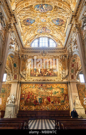 Bergame, Italie - Février 23, 2016 : Intérieur avec une tapisserie dans la Basilique de Santa Maria Maggiore. L'église est de style roman avec une architecture dorée Banque D'Images