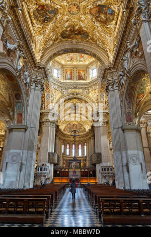 Bergame, Italie - Février 23, 2016 : l'intérieur de la Basilique de Santa Maria Maggiore. L'église est de style roman avec une architecture d'intérieur doré hung wi Banque D'Images