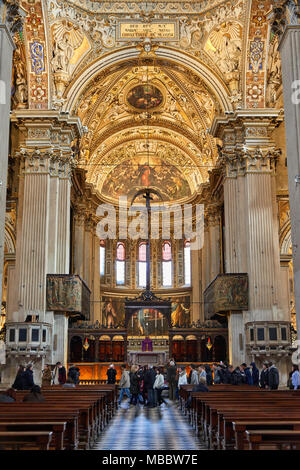 Bergame, Italie - Février 23, 2016 : l'intérieur de la Basilique de Santa Maria Maggiore. L'église est de style roman avec une architecture d'intérieur doré hung wi Banque D'Images