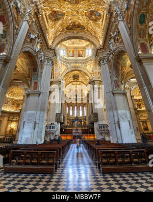 Bergame, Italie - Février 23, 2016 : l'intérieur de la Basilique de Santa Maria Maggiore. L'église est de style roman avec une architecture d'intérieur doré hung wi Banque D'Images