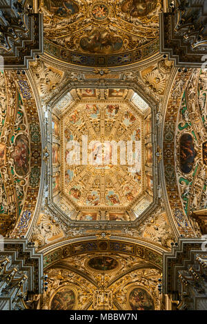 Bergame, Italie - Février 23, 2016 : l'intérieur de la Basilique de Santa Maria Maggiore. L'église est de style roman avec une architecture d'intérieur doré hung wi Banque D'Images