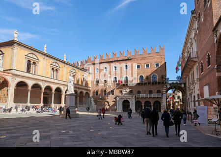 Vérone, Italie - 20 Février 2016 : Monument à Dante et de la Piazza dei Signori, une place de la ville situé dans le centre historique de Vérone. Art et histoire Banque D'Images