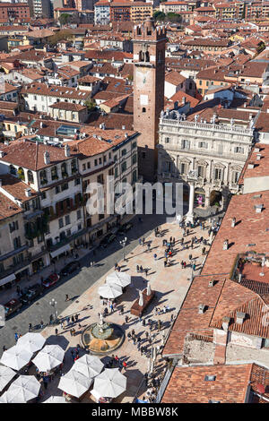 Vérone, Italie - 20 Février, 2016 : La Piazza delle Erbe (Place du marché), un carré à Vérone, vue de Torre dei Lamberti. Une fois, c'était le forum de ville Banque D'Images