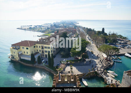 Sirmione, Italie - Février 21, 2016 : Paysage d'Sirminone. Sirmione est la péninsule qui sépare la partie inférieure du lac de Garde et c'est l'un des Banque D'Images