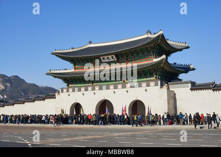 Seoul, Corée - 10 décembre 2016 : il est, Gwanghwamun la porte principale et la plus grande porte de Gyeongbokgung palace qui a été le palais principal de Joseon dynast Banque D'Images