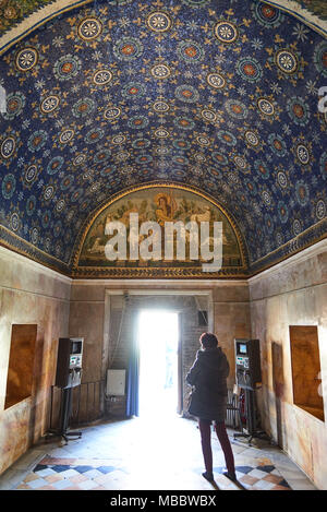 Ravenna, Italie - Février 18, 2016 : l'intérieur du Mausolée de Galla Placidia, une chapelle romane, ornée de mosaïques romaines à Ravenne. Il a été Banque D'Images