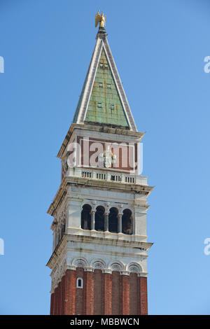 Venise, Italie - Février 19, 2016 : St Mark's Campanile(Campanile di San Marco), un clocher de la Basilique St Marc, situé dans la Piazza San Marco. Il Banque D'Images