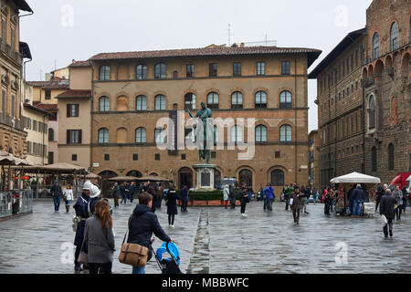 Florence, Italie - Février 17, 2016 : monument équestre de Cosimo I, une statue équestre en bronze érigée en 1594, en face de l'angle nord de la p Banque D'Images