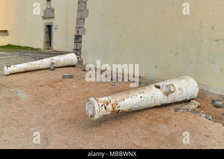 Une paire de canons couché à côté de la paroi du Fort de San Sébastien à Sao Tomé Ville, sur Sao Tomé-et-Principe, l'Afrique de l'Ouest, Banque D'Images