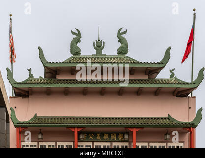 Los Angeles, CA, USA - 5 Avril 2018 : le pavillon vert et d'une partie de façade rose du commerce mondial United Foundation building sur Broadway dans Chinatown Banque D'Images