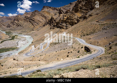 Au cours des 21 lacets, la Gata Loops sont une caractéristique mémorable de l'infâme Manali à Leh route à travers l'Himalaya en Inde Banque D'Images