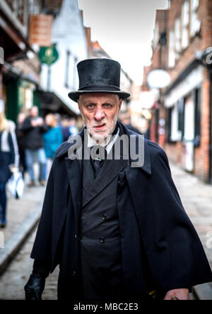 16 février 2018, les Shambles, New York. Ghost Tour guide habillé comme un homme victorien menaçante undertaker dans un top hat se moquant de l'appareil photo au Royaume-Uni Banque D'Images