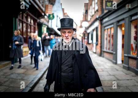 16 février 2018, les Shambles, New York. Ghost Tour guide habillé comme un homme victorien menaçante undertaker dans un top hat se moquant de l'appareil photo au Royaume-Uni Banque D'Images