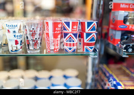 Un magasin de souvenirs de Londres afficher English verres avec l'Union Jack, Keep calm and carry on et beefeater et Tour de Londres Guards imprimé sur th Banque D'Images