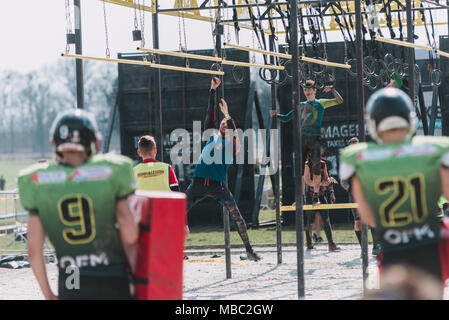 WROCLAW, Pologne - 8 avril 2018 : Runmageddon ; - la concurrence extrême dans l'exécution d'obstacles Banque D'Images