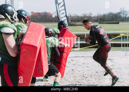 WROCLAW, Pologne - 8 avril 2018 : Runmageddon ; - la concurrence extrême dans l'exécution d'obstacles Banque D'Images