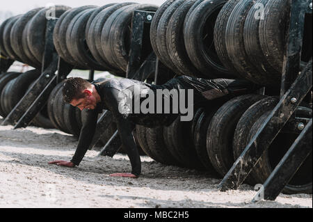 WROCLAW, Pologne - 8 avril 2018 : Runmageddon ; - la concurrence extrême dans l'exécution d'obstacles Banque D'Images