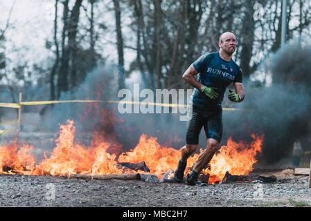 WROCLAW, Pologne - 8 avril 2018 : Runmageddon ; - la concurrence extrême dans l'exécution d'obstacles Banque D'Images