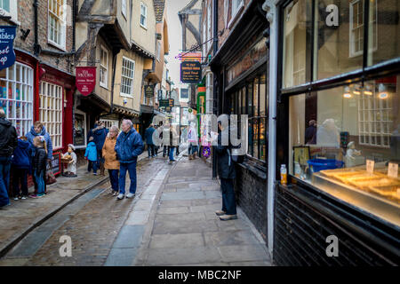 Les ruines de New York, 16 février 2018. Foule la congestion dans la pagaille et la rue commerçante historique médiévale dans la ville traditionnelle de York à Yorks Banque D'Images