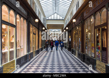 Galerie Vero Dodat près de Palais-Royal. Galerie Vero Dodat est l'un des 150 passages et galeries qui ont été ouverts à Paris au milieu du xixe siècle. Banque D'Images