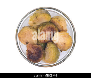Choux de bruxelles rôtis dans un plat en verre clair isolé sur fond blanc Banque D'Images