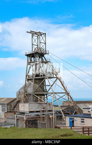 Cadre de la tête restaurée à l'ancienne geevor tin mine de pendeen, Cornwall, Angleterre, Grande-Bretagne, Royaume-Uni. Banque D'Images