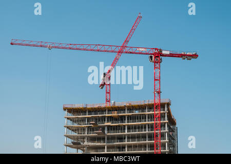 Nouveau bâtiment en concstruction - grues et enveloppe du bâtiment - Banque D'Images