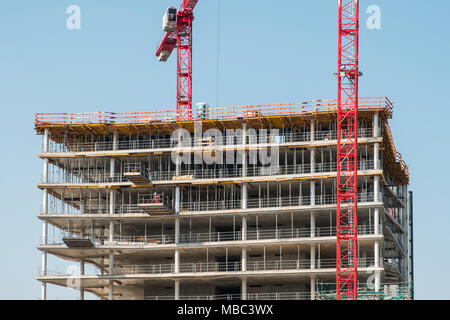 La construction de gratte-ciel en vertu de concstruction - grues et enveloppe du bâtiment - Banque D'Images