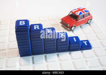 Brexit possibilité concept photos, avec mini Union Jack voiture jouet et tuiles de SCRABBLE. Banque D'Images