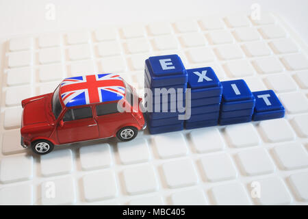 Brexit possibilité concept photos, avec mini Union Jack voiture jouet et tuiles de SCRABBLE. Banque D'Images