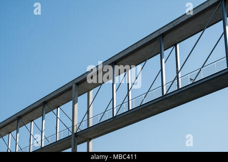 Passerelle piétonne surélevée / pont sur ciel bleu - viaduc en béton - Banque D'Images
