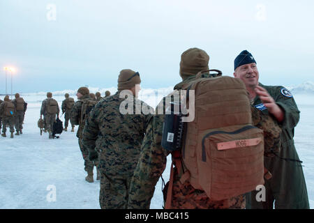 Air Force Le Colonel Mark Schmidt, directeur des opérations pour la commande de l'Alaska, accueille des Marines américains en visite avec le rez-de-Force-Arctic Marine-Air Tâche Edge 18 lorsqu'ils arrivent aux Joint Base Elmendorf-Richardson, Alaska, le 13 février 2018. Les marines sont à JBER en Arctique pour Edge 2018, l'enveloppe, à grande échelle, de l'exercice de formation qui prépare et teste la capacité de l'armée américaine à exploiter tactiquement dans le froid extrême-conditions météo trouvés dans les milieux arctiques. Sous l'autorité de la défense aérospatiale de l'Amérique du Nord et le Commandement du Nord des États-Unis, plus de 1500 particip Banque D'Images