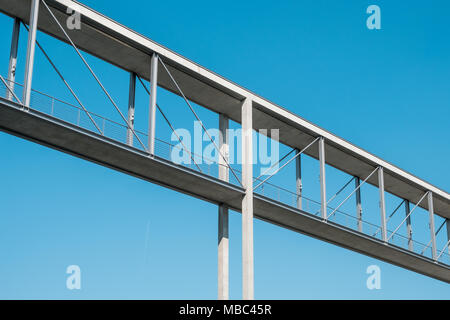 Passerelle piétonne surélevée / pont sur ciel bleu - viaduc en béton - Banque D'Images