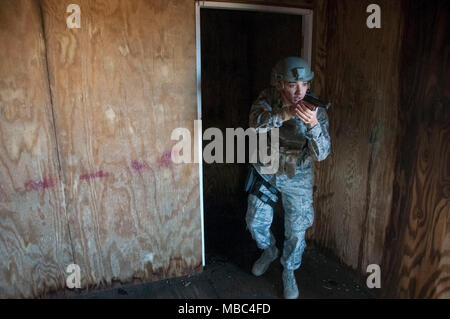 Kaimipomo Senior Airman Ramos, 154e Escadron des Forces de sécurité des États, efface une fireteam prix au cours de l'effort du Patriot 13 février 2018, au camp Shelby, Mlle Ramos et son fireteam a été déléguées par les membres du ministère de la faune, de la pêche et de l'équipe d'intervention spéciale Parcs pour servir de sauvegarde pour trois jours de formation en intervention en cas de catastrophe. (U.S. Air National Guard Banque D'Images