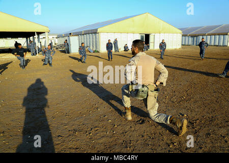 Un entraîneur espagnol s'étire avec des soldats iraquiens attaché à Commando Company, 1er Bataillon, 4e Brigade, avant l'entraînement à la plage de Besmaya complexe, l'Iraq, Février, 11, 2018. Depuis 2014, l'exploitation inhérents Résoudre les membres ont construit capacité de référence de plus de 130 000 les forces de sécurité irakiennes formées à l'encontre de l'ISIS les forces de sécurité irakiennes, il est temps d'améliorer ces capacités à prévenir la résurgence d'ISIS et d'assurer la stabilité au sein de leur nation. (U.S ARMY Banque D'Images