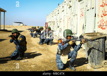 Des soldats iraquiens attaché à Commando Company, 1er Bataillon, 4e Brigade, rendez-vous sur les mouvements de l'escouade dans une zone urbaine à la gamme Besemaya complexe, l'Iraq, Feb, 14, 2018. Depuis 2014, l'exploitation inhérents Résoudre les membres ont construit capacité de référence de plus de 130 000 les forces de sécurité irakiennes formées à l'encontre de l'ISIS les forces de sécurité irakiennes, il est temps d'améliorer ces capacités à prévenir la résurgence d'ISIS et d'assurer la stabilité au sein de leur nation. (U.S ARMY Banque D'Images