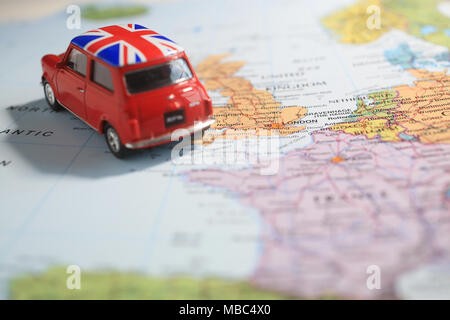 Toy mini Union Jack en conduisant de l'Europe sur la carte vers le Royaume-Uni, pour illustrer Brexit Banque D'Images