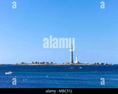 Phare sur une petite île, phare de l'Ile Vierge, département du Finistère, Bretagne, France Banque D'Images