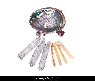 Sage smudge stick, arc-en-ciel brillant d'haliotide avec cobra en bois stand et palo santo maculage sticks isolé sur fond blanc Banque D'Images