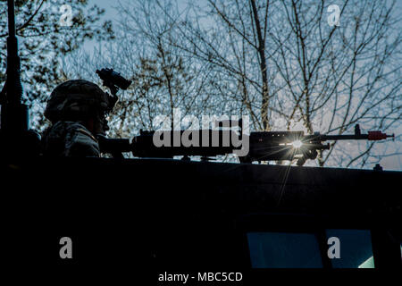 Des soldats américains affectés à Echo 1er Bataillon, 3e Régiment d'aviation d'attaque (Reconnaissance), 12e Brigade d'aviation de combat, effectuer une formation sur le terrain de l'exercice dans le domaine de la formation locale d'Amberg, Freihoels Forst, Allemagne, le 14 février 2018. L'unité a effectué une évaluation de l'exercice de formation sur le terrain pour les soldats affectés à l'appui de l'avant de l'écho, Groupe de travail de l'entreprise Viper de Katterbach Army Airfield. L'exercice de faire le plein d'armement vers l'aviation, l'entretien du terrain, des points d'alimentation sur le terrain, les opérations de convoi, l'unité et la défense. (U.S. Army Banque D'Images